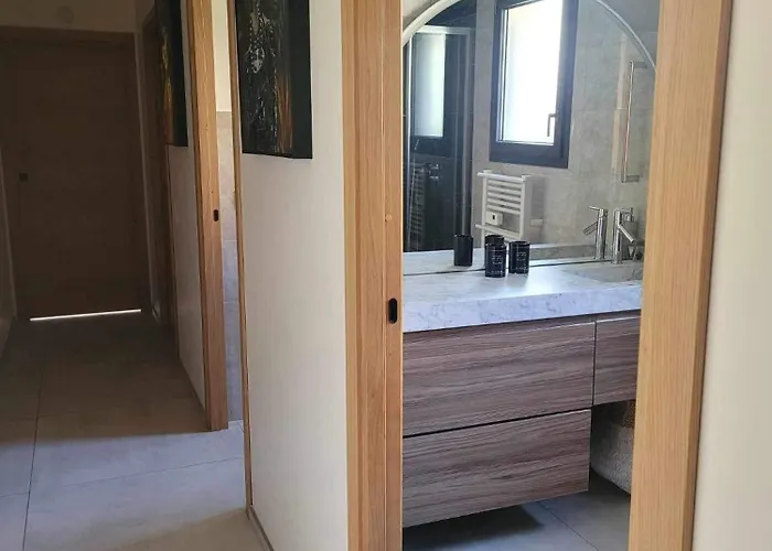 Espace privée une chambre ,salle bain toilettes chez l habitants *