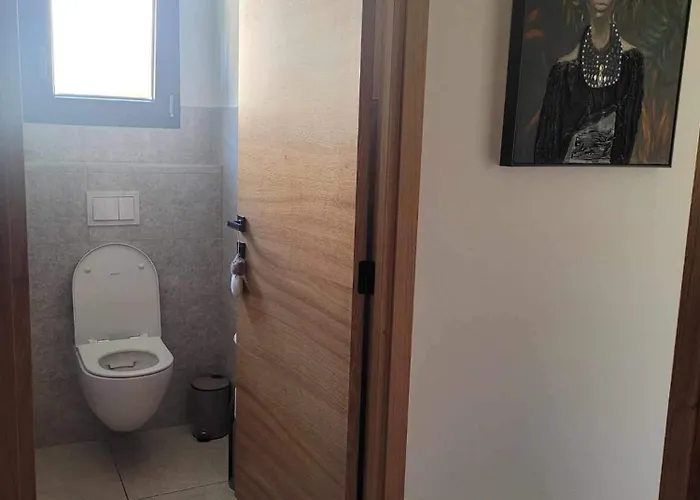 Espace privée une chambre ,salle bain toilettes chez l habitants *